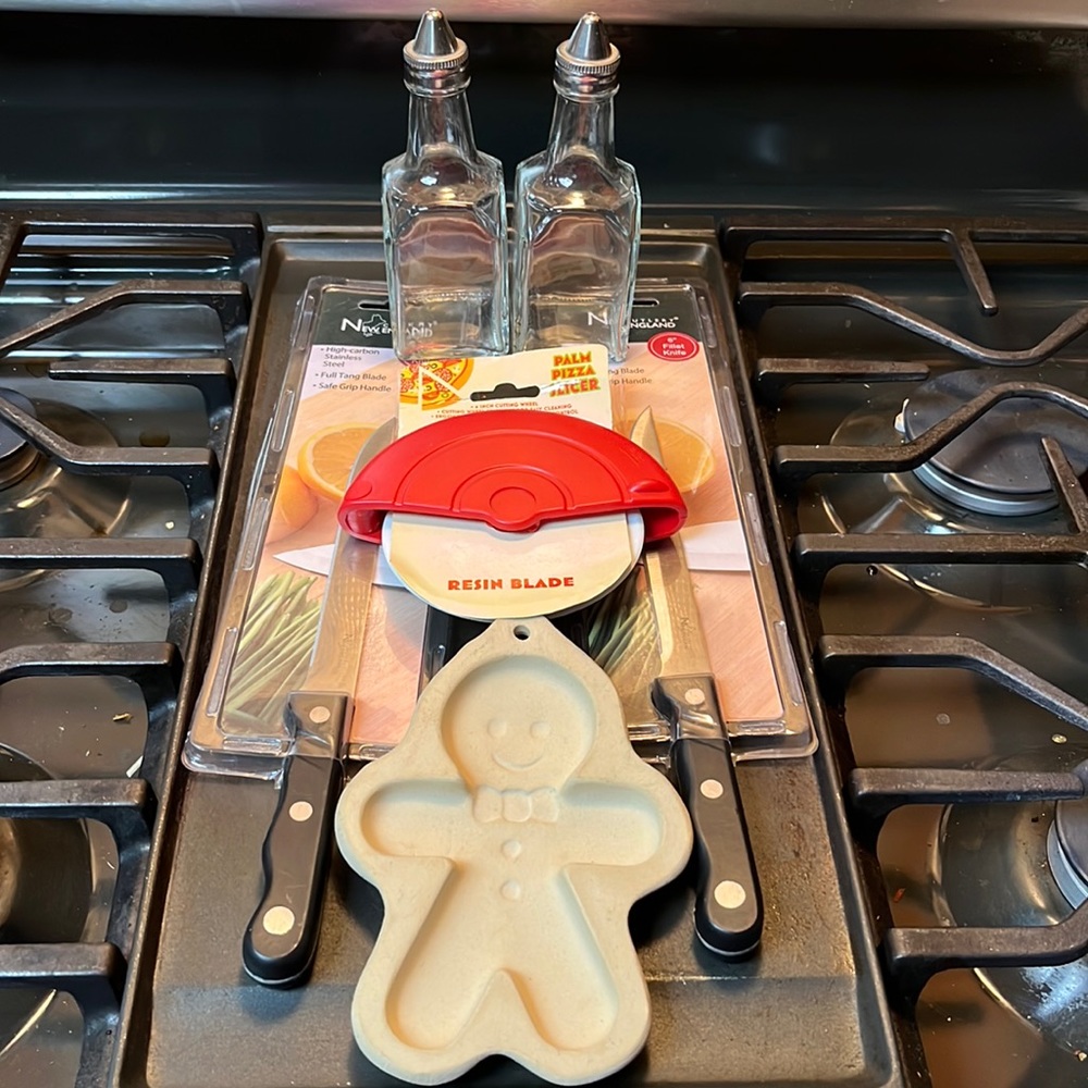 6 New Kitchen bundle with knives, pizza cutter, glass storage and cookie mold